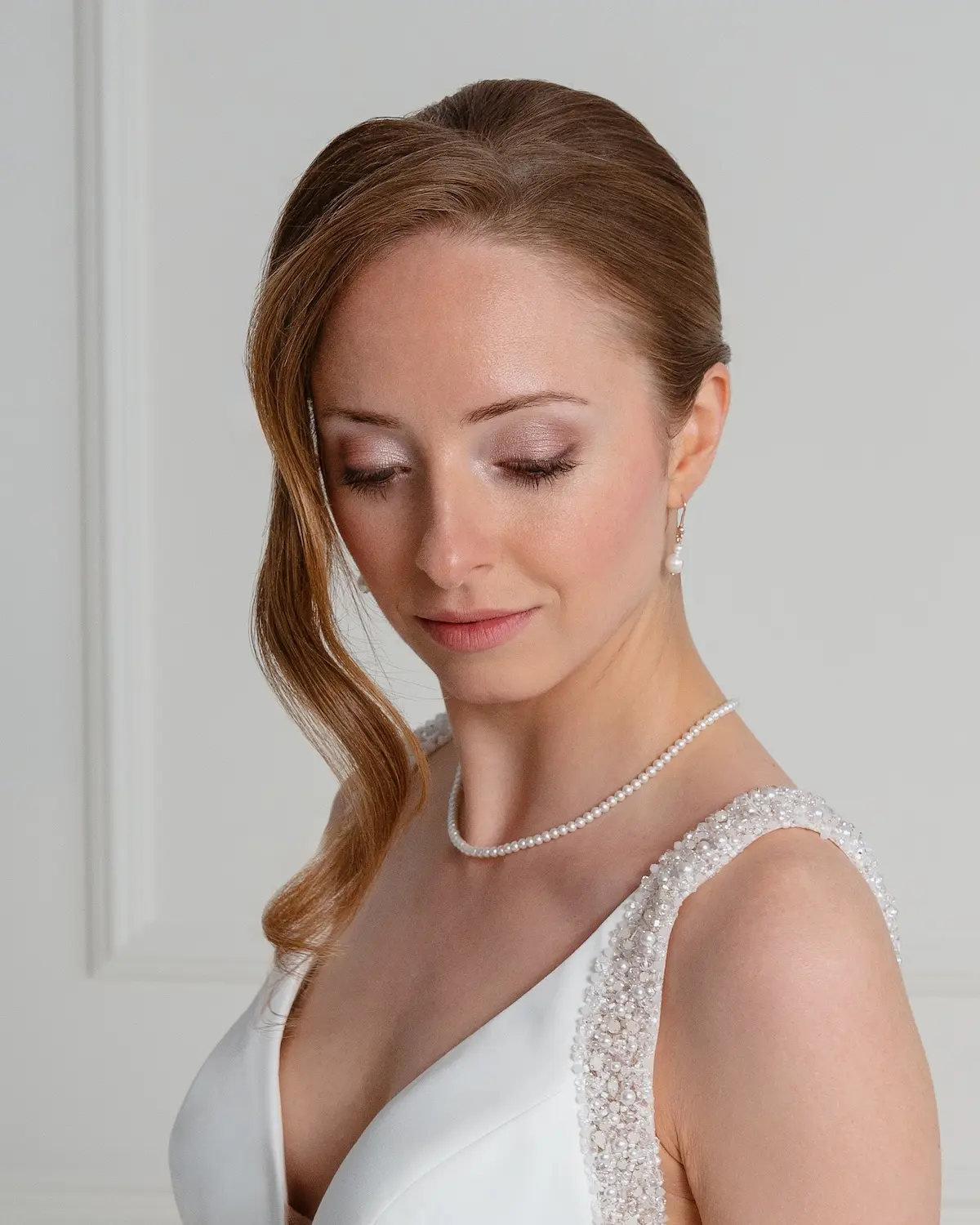 Eleganter Brautlook mit moderner Perlenkette ANNOUK aus 925 Sterling Silber mit Muschelperlen, perfekt f&uuml;r die Hochzeit