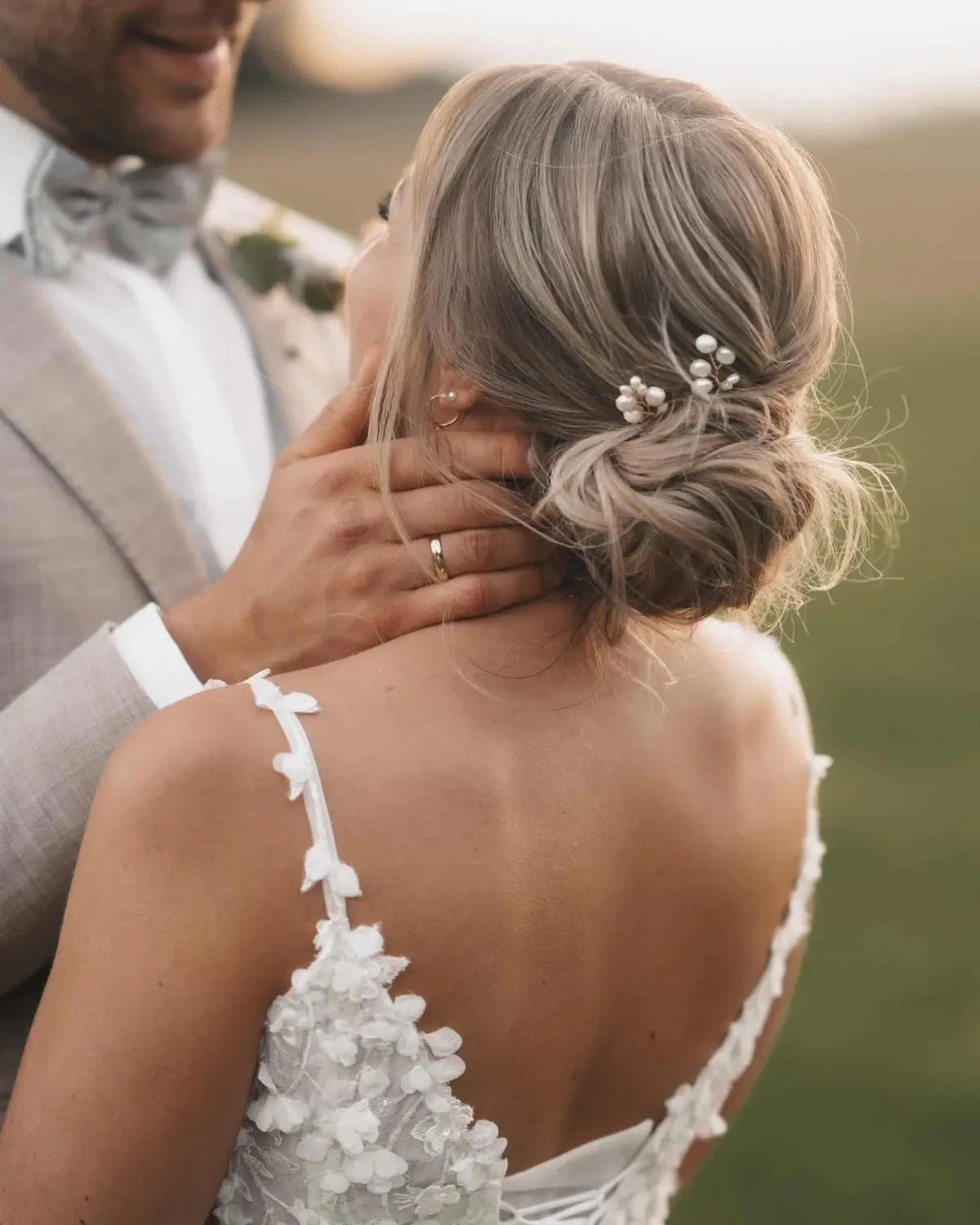 Glückliche Real Bride Alina mit ihrem Mann trägt handgefertigte Perlen-Haarnadeln in der Hochzeitsfrisur