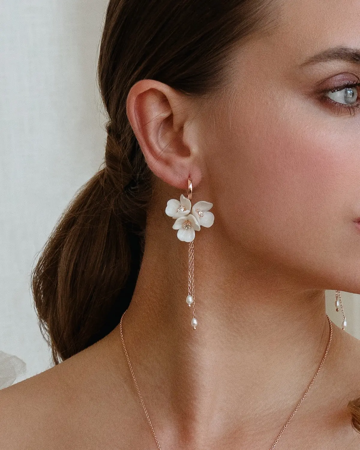 Detailfoto CLEO Creolen mit Bl&uuml;ten, Strasssteinen und Ketten-Design mit Perlen, federleicht und perfekt als Brautschmuck zu floralen Brautkleidern