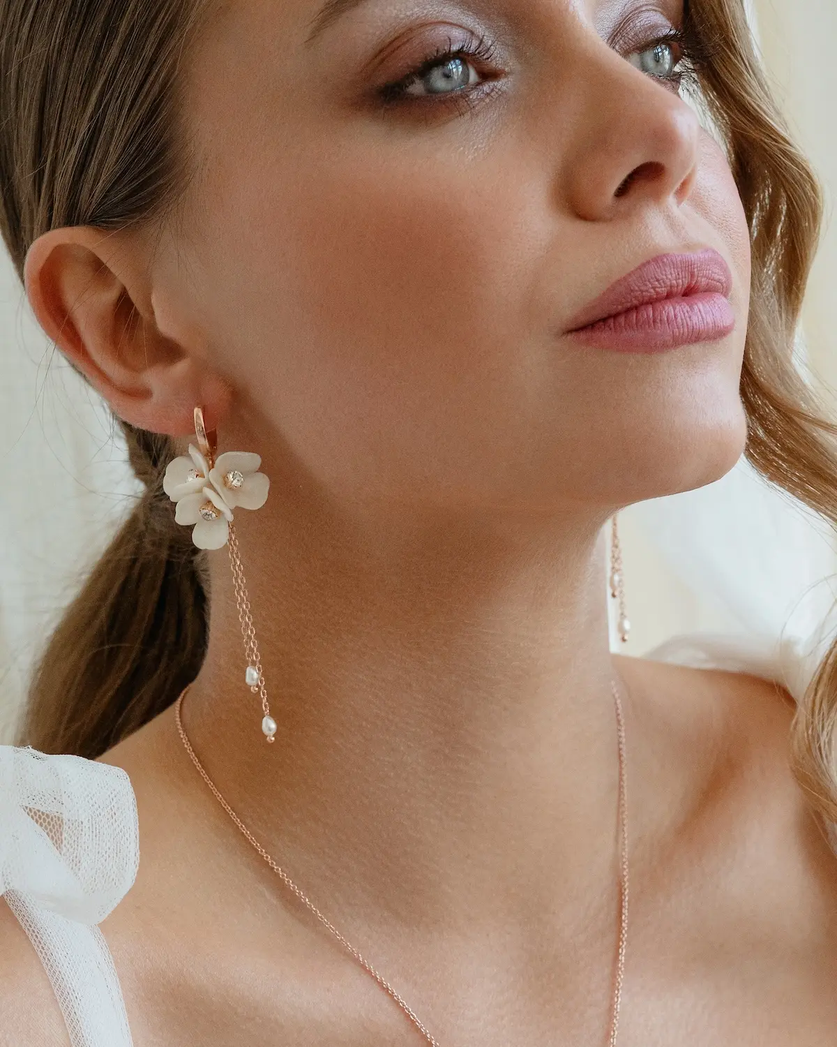 Braut mit Blumen Creolen CLEO aus 925 Sterling Silber rosévergoldet, handgefertigtes Design von Sternenauge
