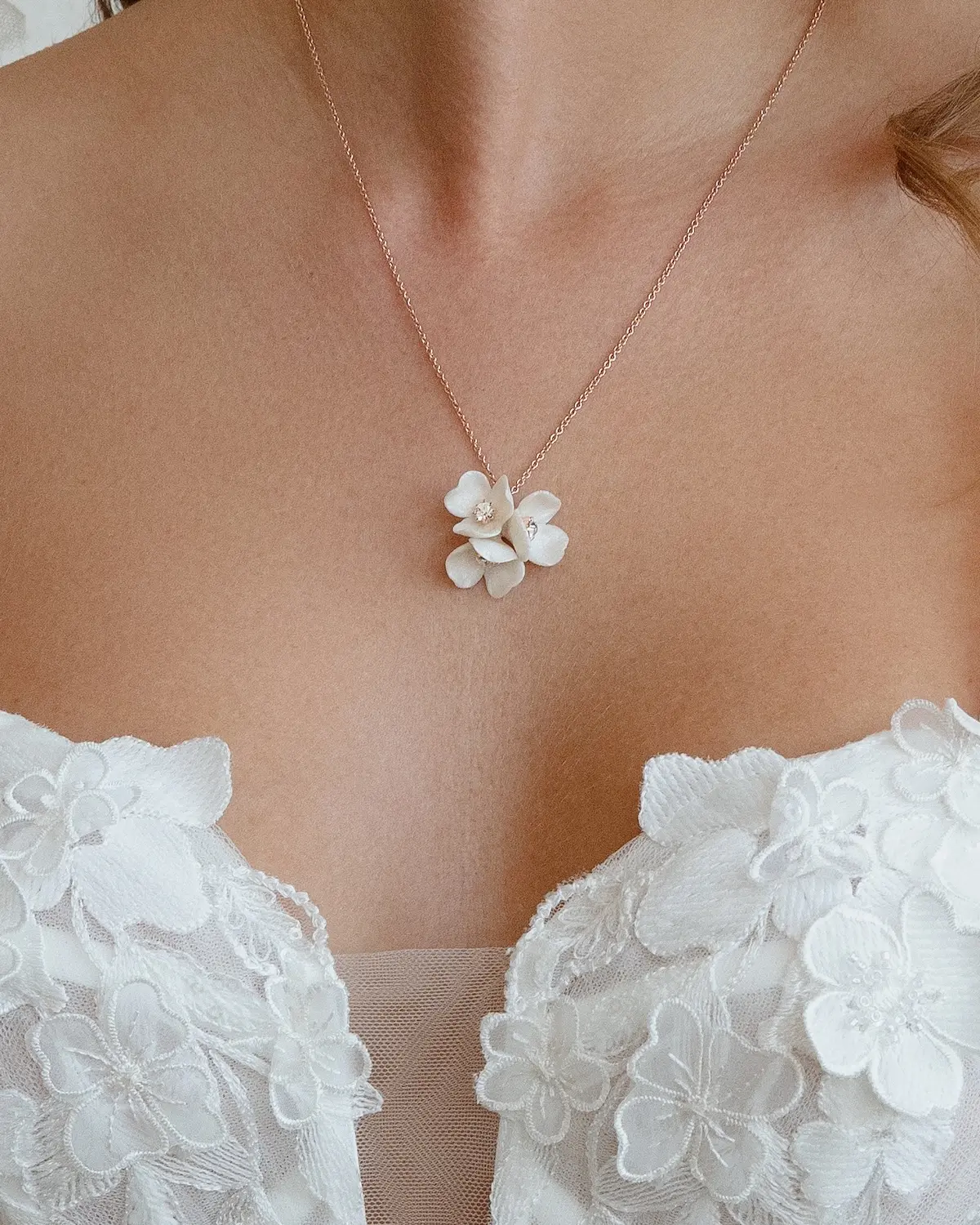 CLEO Halskette aus 925 Sterling Silber 18K ros&eacute;vergoldet mit zarten Bl&uuml;ten und Strasssteinen f&uuml;r die Braut aus der Sternenauge Manufaktur