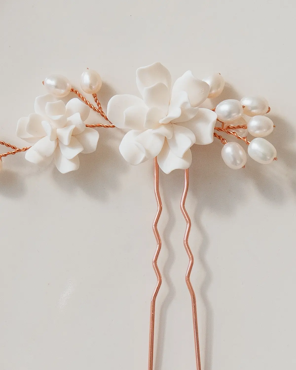 Braut Haarnadel mit Blumen und echten Süßwasser-Zuchtperlen, handgefertigter Haarschmuck aus der Sternenauge Manufaktur