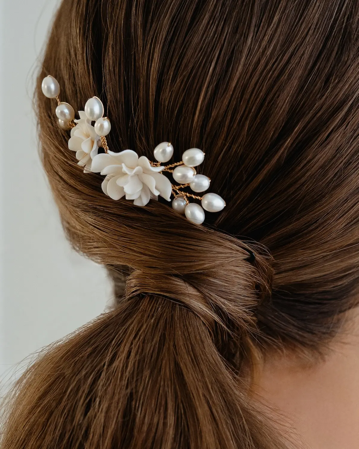 Floraler Haarschmuck MIEVAL von Sternenauge, Brautfrisur mit Haarnadel bestehend aus handgefertigten Blumen und echten Süßwasser-Zuchtperlen