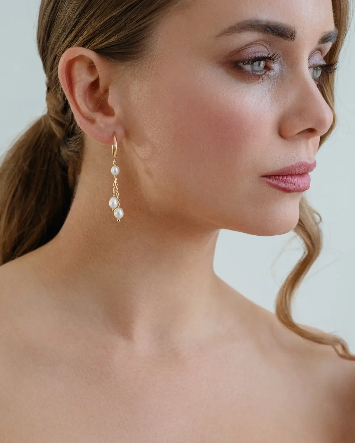 Braut tr&auml;gt elegante Perlen Creolen als Stecker aus 925 Sterling Silber mit 18 Vergoldung und echten S&uuml;&szlig;wasser-Zuchtperlen, handgefertigte Ohrringe f&uuml;r die Braut von Sternenauge
