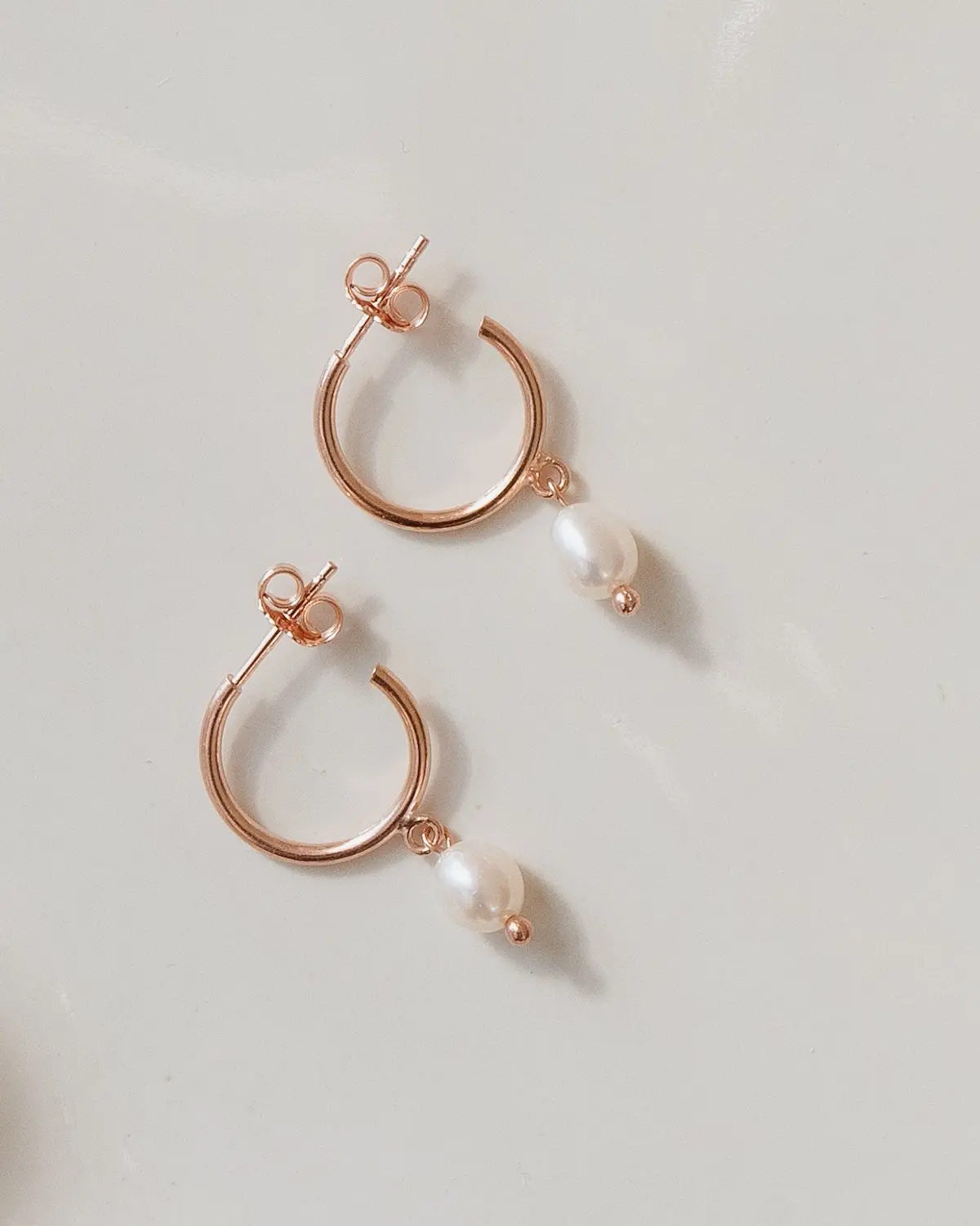 Detailfoto MILA Creolen Stecker Pure aus 925 Sterling Silber 18K rosévergoldet, minimalistisch und elegant, perfekt für die Hochzeit und besondere Anlässe