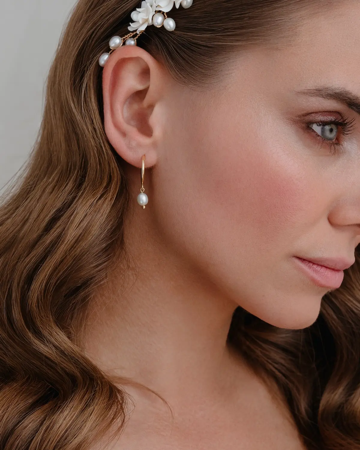 Braut mit eleganten MILA Creolen Pure mit echter Süßwasser-Zuchtperle aus 925 Sterling Silber 18k vergoldet, handgefertigte Braut-Ohrringe von Sternenauge