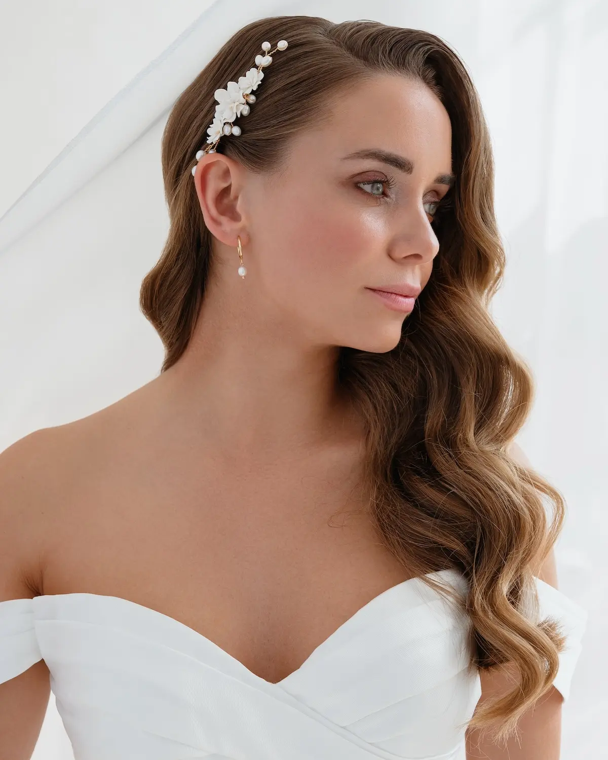 Braut im eleganten Brautkleid mit Perlen Creolen MILA Pure aus 925 Sterling Silber 18K vergoldet und echter Süwasser-Zuchtperle, handgefertigt von Sternenauge und perfekt auch nach der Hochzeit tragbar