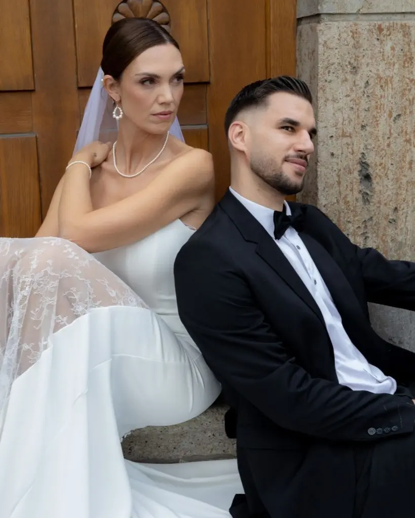 Brautlook Inspiration mit der Annouk Perlenkette, dem passenden Armband und den Perlenohrringen von Sternenauge neben dem Bräutigam.