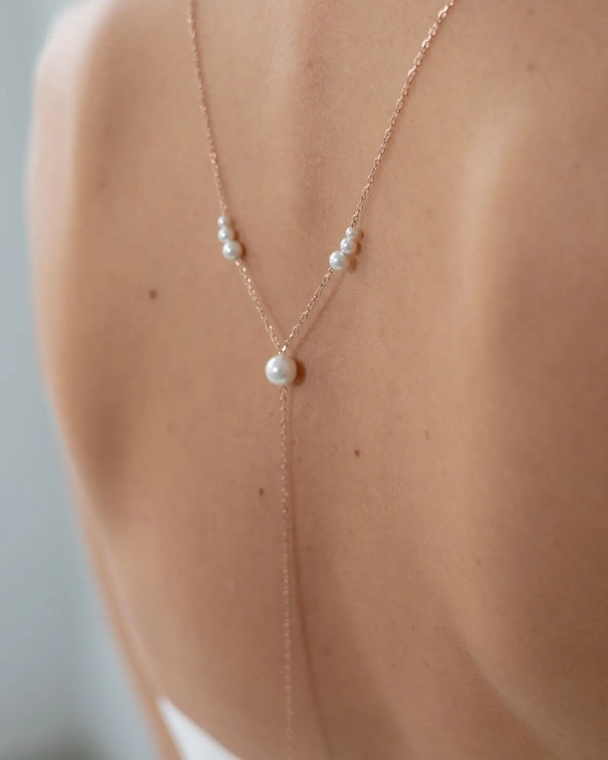 Filigrane Rückenkette Annouk in Y-Form mit Muschelkernperlen aus 925 Sterling Silber von Sternenauge