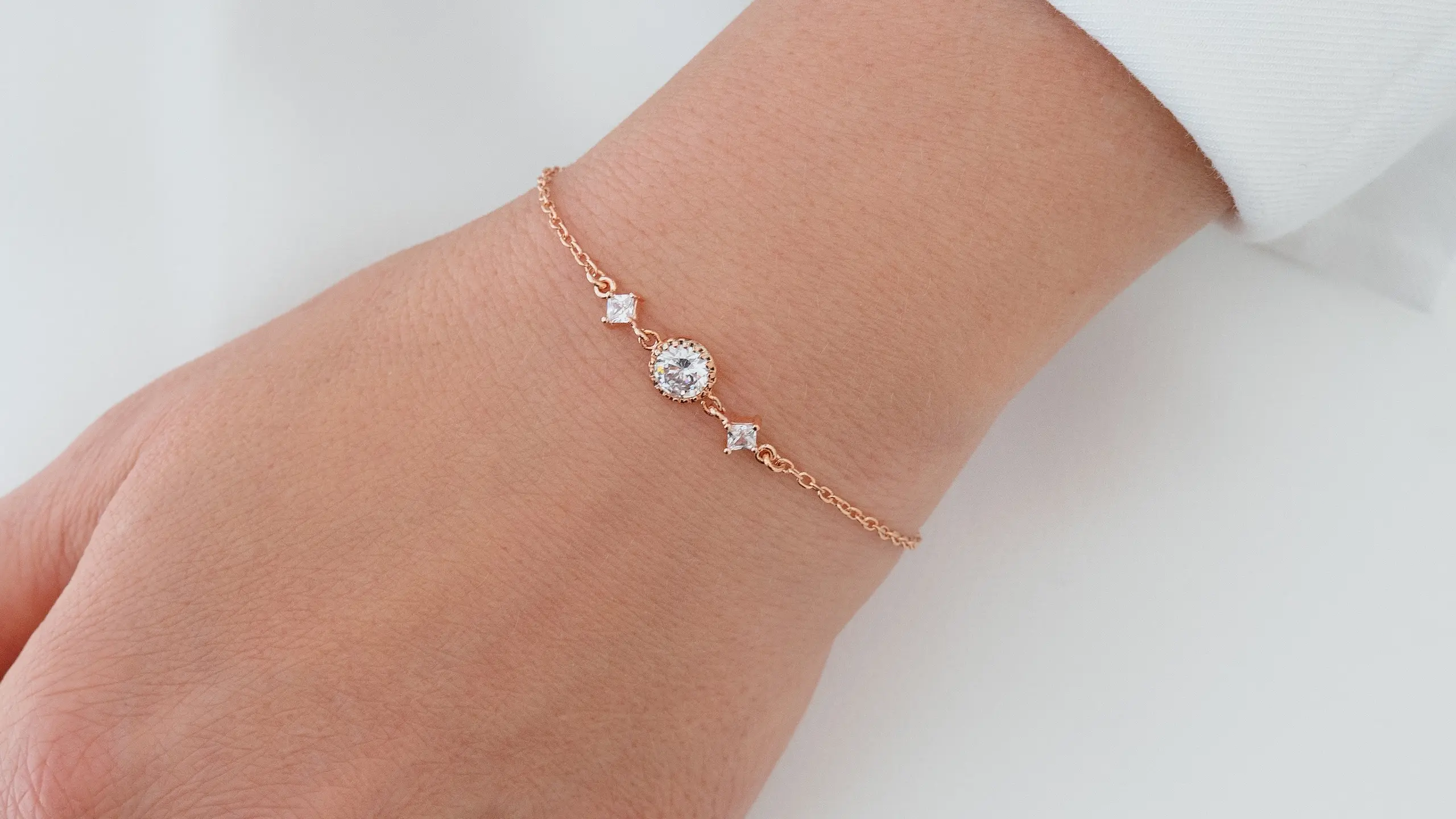 Armband aus Sterling Silber mit 18K-Rosévergoldung und Zirkonia-Steinen am Handgelenk, filigranes Design aus der Sternenauge Manufaktur