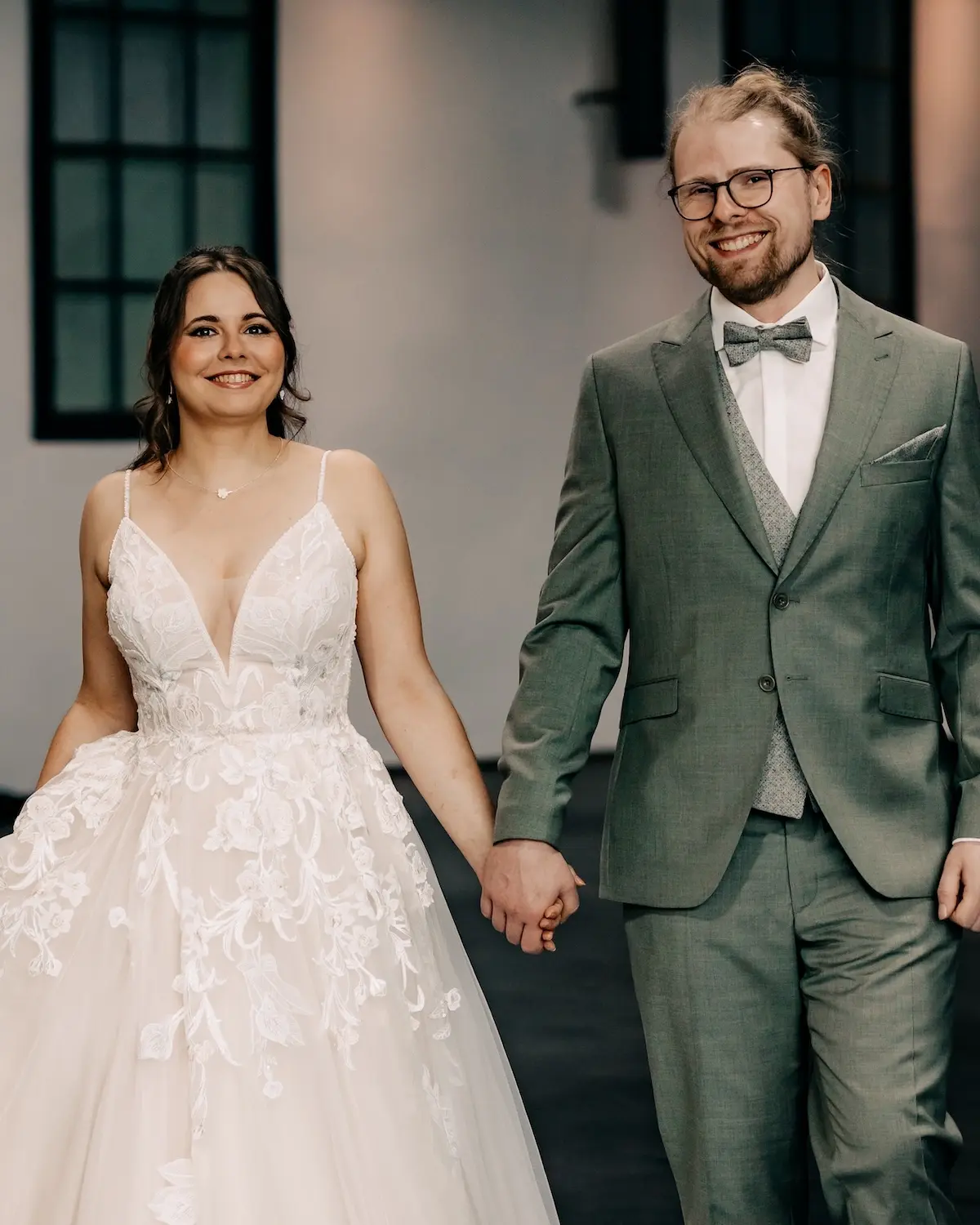 Brautpaar Kundenstimme Sternenauge, Braut trägt Halskette VALERIA mit Blüte und aus 925 Sterling Silber