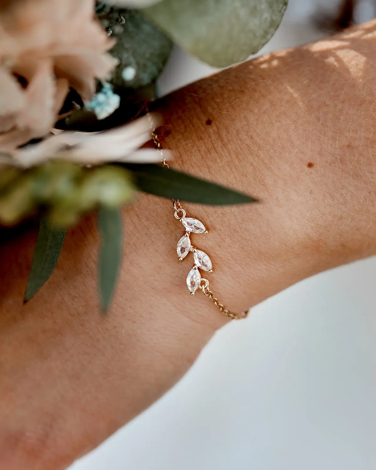 Detailansicht Handgelenk mit filigranem Armband mit funkelnden Zirkonia-Steinen