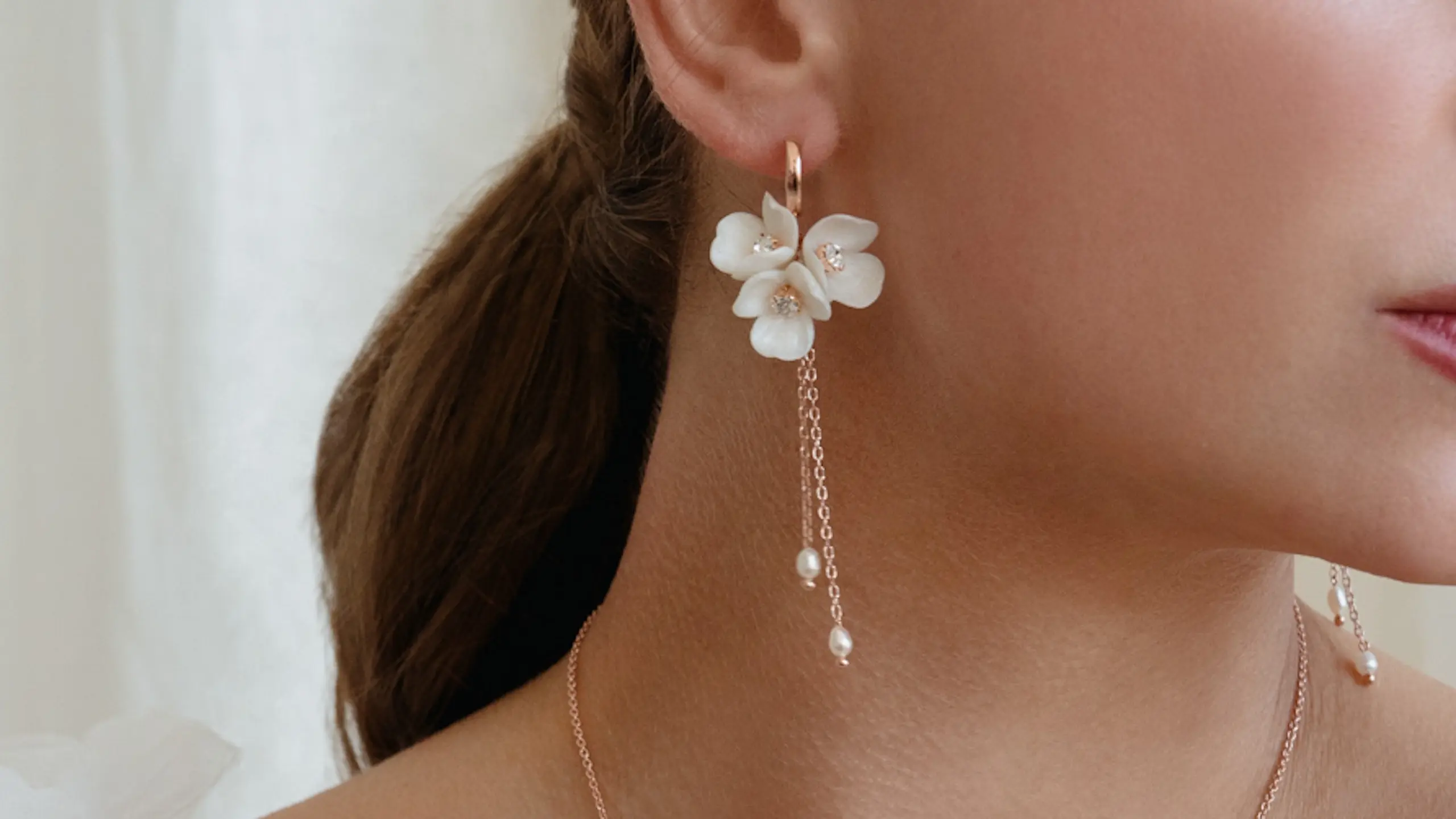 Brautlook mit romantischen Statement-Creolen mit Blumen aus der Sternenauge Manufaktur
