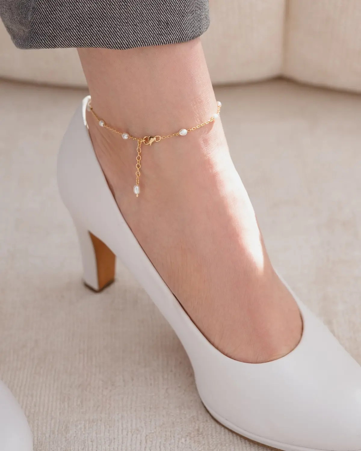 Zarter Fußschmuck zu hohen Schuhen, filigrane Fußkette mit schimmernden Süßwasser-Zuchtperlen aus der Sternenauge Manufaktur