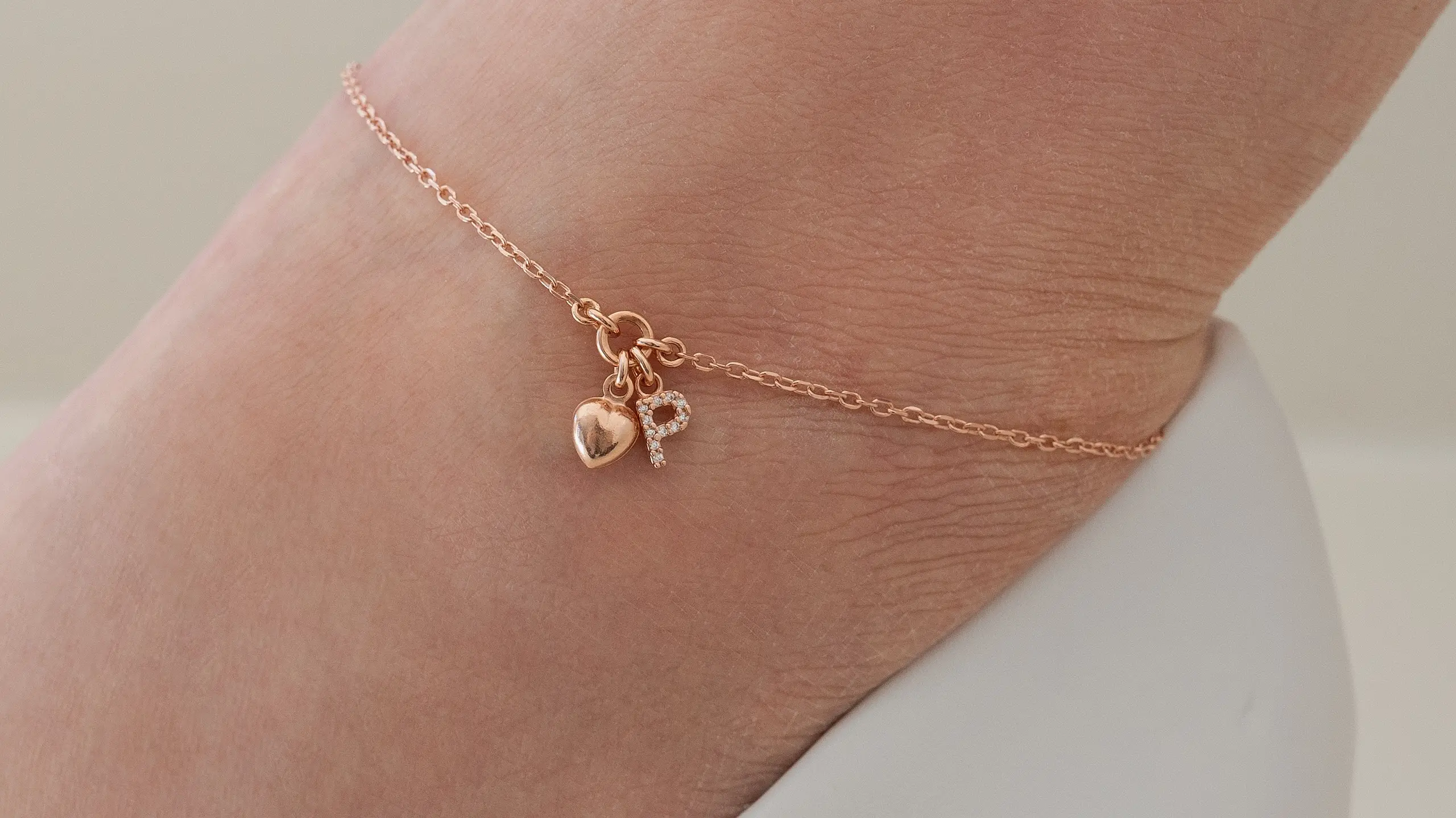 Filigrane Details einer Fußkette aus 925 Sterling Silber und Kubik-Zirkonia aus der Sternenauge Manufaktur