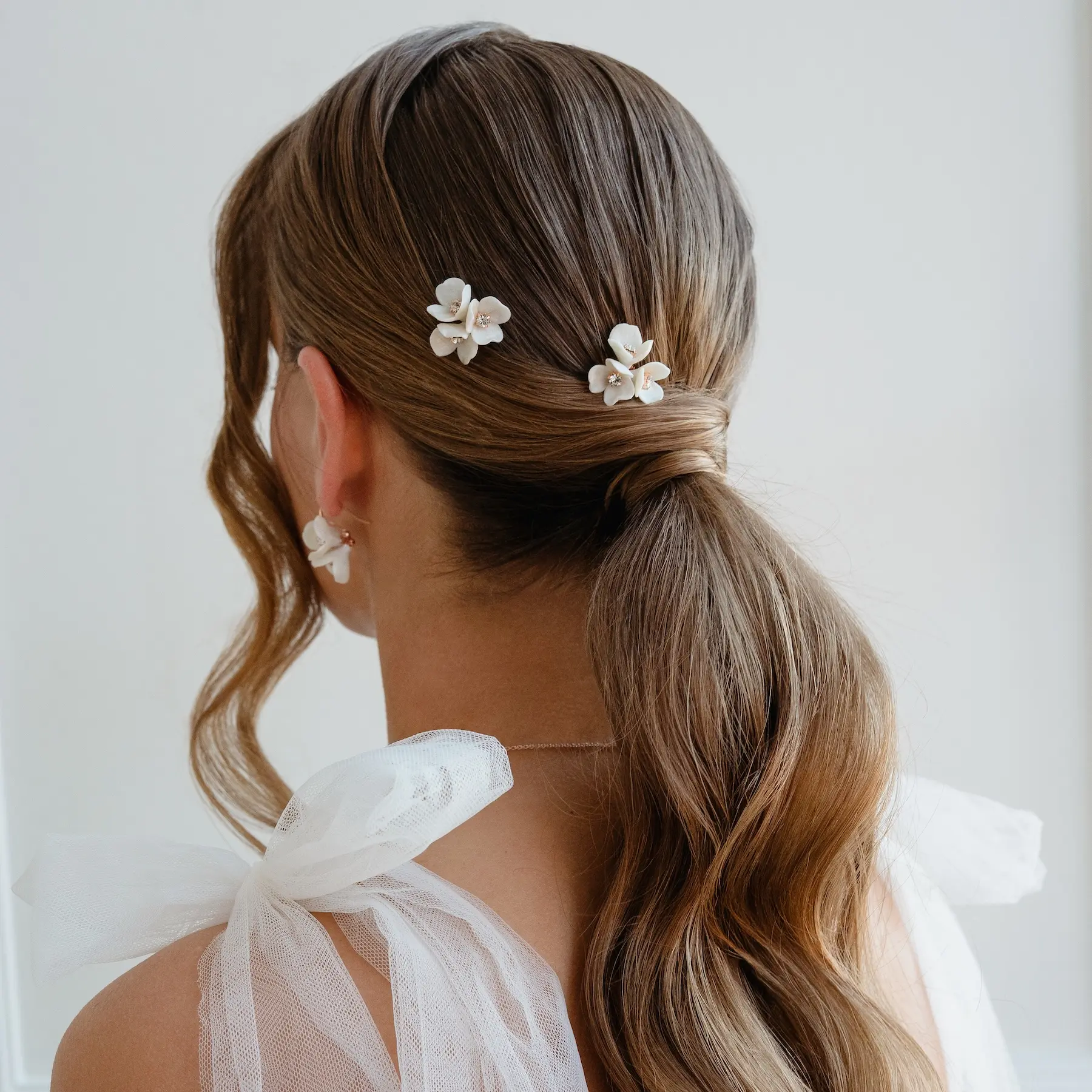 Elegante Brauthaarnadeln mit Polymer-Clay-Blumen und Strass als moderner Akzent für die Brautfrisur
