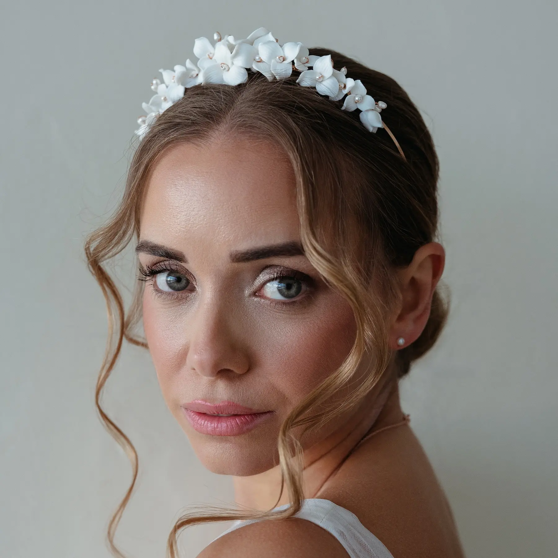 Brautlook mit Haarreifen im floralen Design, handgefertigt in der Sternenauge Manufaktur