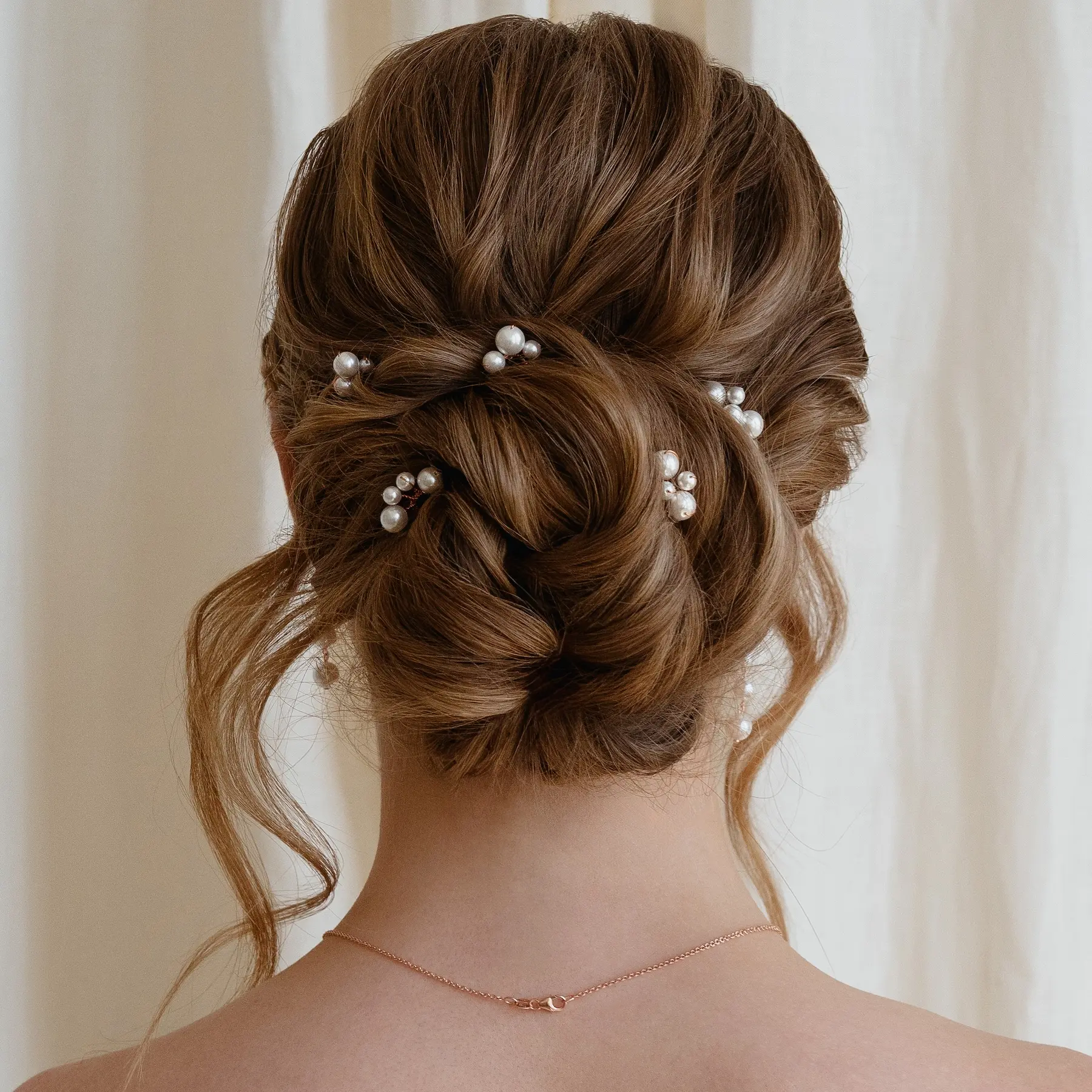 Perlen-Haarschmuck, handgefertigt mit Muschelkernperlen in der Sternenauge Manufaktur, perfekt für hochgesteckte und halboffene Brautfrisuren