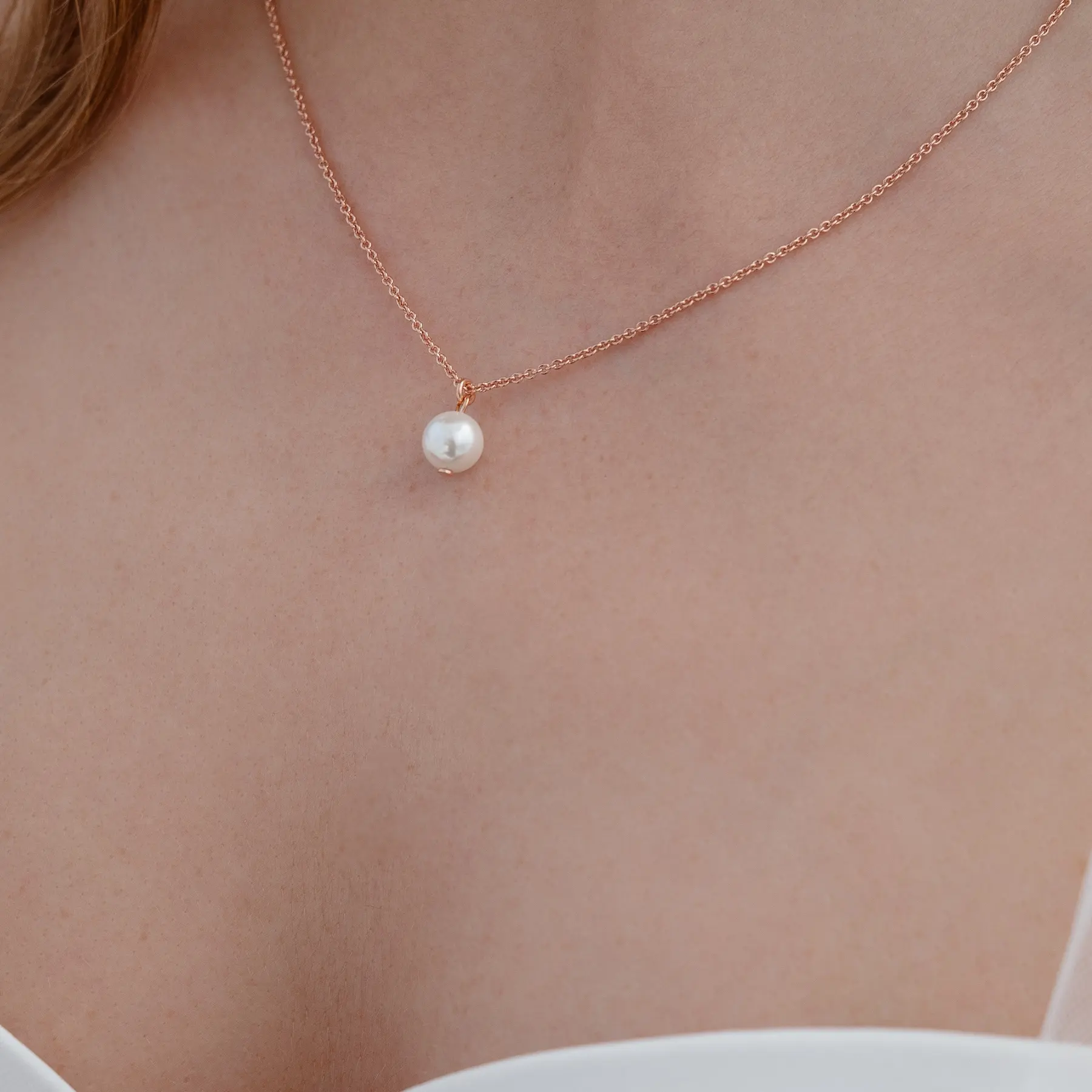 Filigrane Brauthalskette aus rosévergoldetem 925 Sterling Silber (18k) mit schimmernder Muschelkernperle als Anhänger