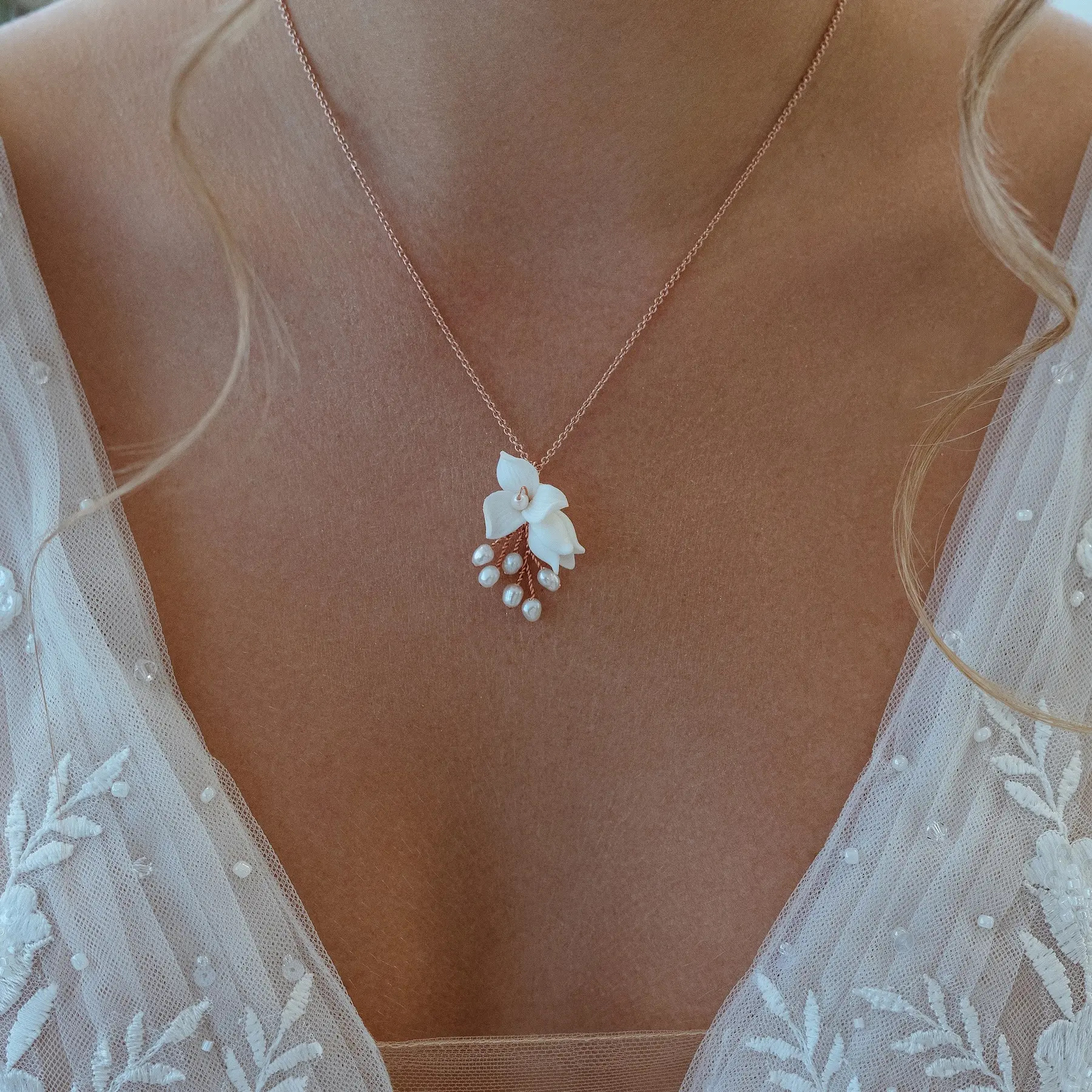 Filigrane 925 Sterling Silber Halskette mit 18K-Rosévergoldung, echten Süßwasser-Zuchtperlen und Keramikblumen, romantisches Ketten-Design von Sternenauge für die Hochzeit