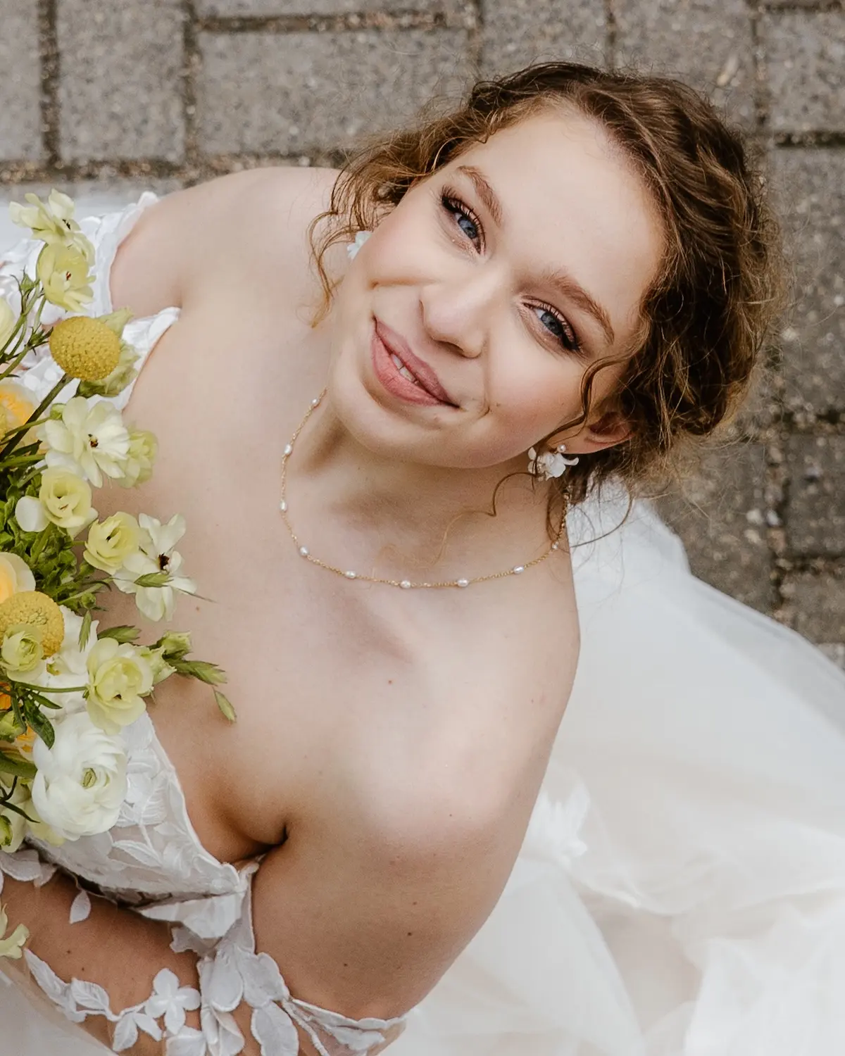 Braut am Hochzeitstag mit Perlen-Halskette FELICITAS aus der Sternenauge Manufaktur