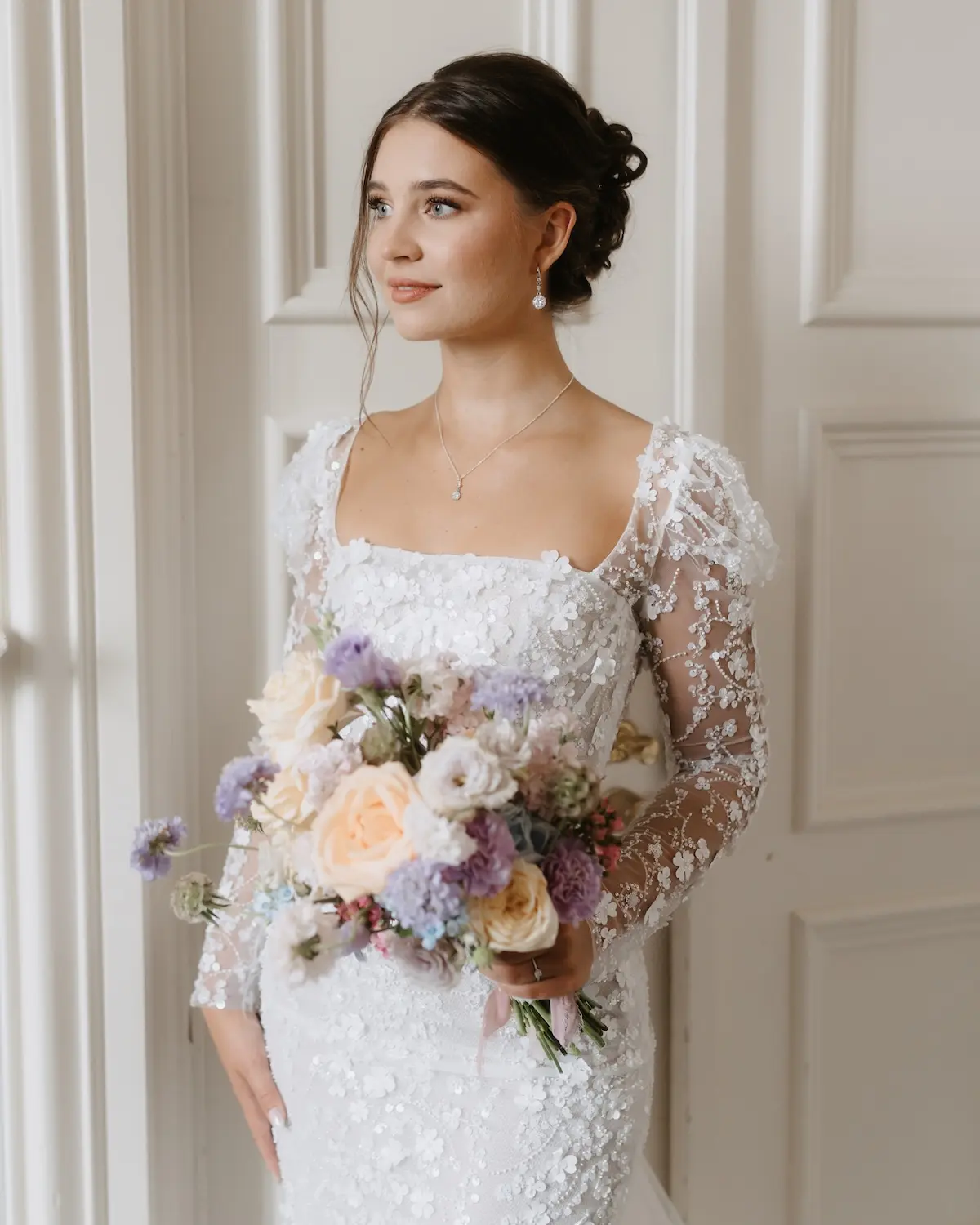 Braut im eleganten Brautkleid und Zirkonia Ohrhänger AURELIA aus der Sternenauge Manufaktur, handgefertigter Ohrschmuck für die Braut