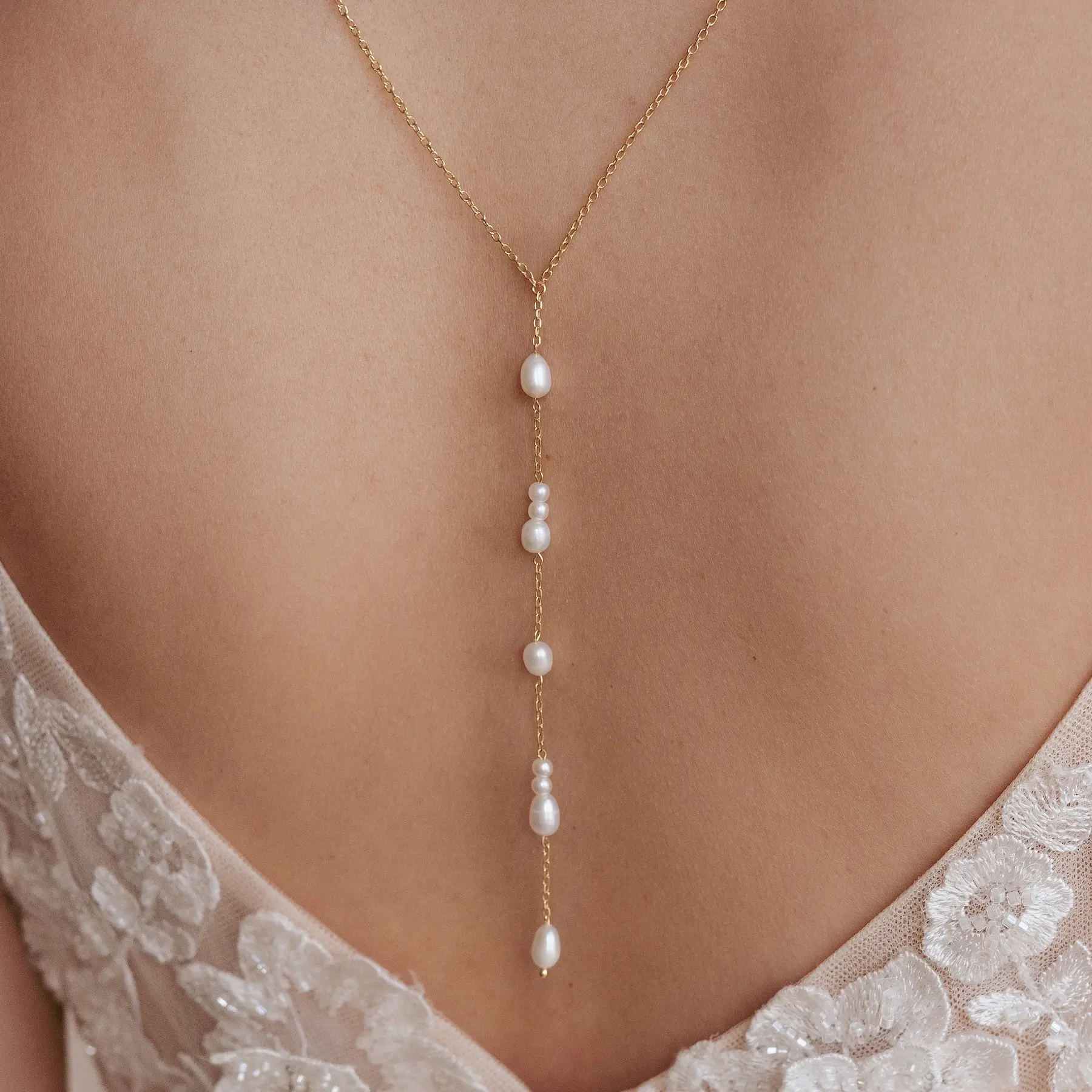 Eleganter Rückenschmuck mit Süßwasser-Zuchtperlen aus 925 Sterling Silber in moderner Y-Form für Brautkleider mit tiefem Rückenausschnitt, handgefertigt in der Sternenauge Manufaktur in Deutschland