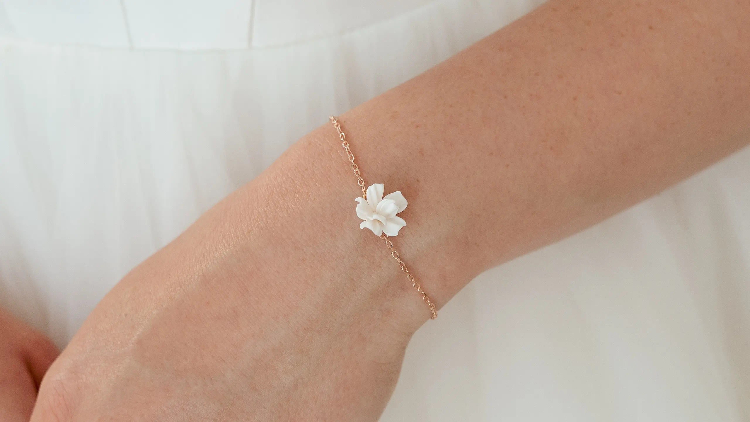 Filigrane Armkette aus 925 Sterling Silber für die Braut mit kleiner Blüte, handgefertigt aus der Sternenauge Manufaktur
