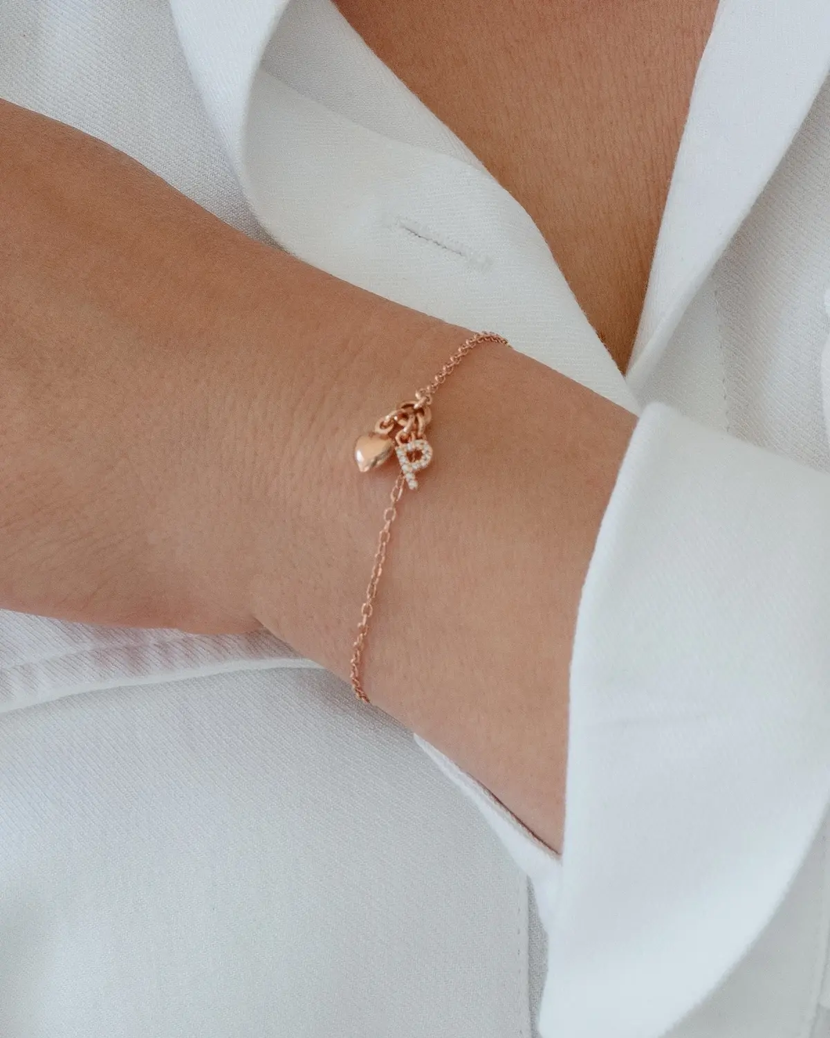 Nahaufnahme des Sternenauge Armbands Bobby aus 925er Silber mit Fokus auf die feine Gliederkette, das Herz und die 2 cm Verlängerung