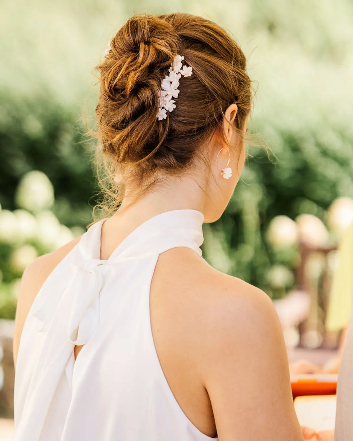 Glückliche Braut mit handgefertigtem Haarschmuck und passenden Ohrringen mit filigranen Blüten-Elementen von Sternenauge