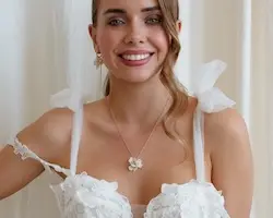 Glückliche Braut mit Schmuck von Sternenauge