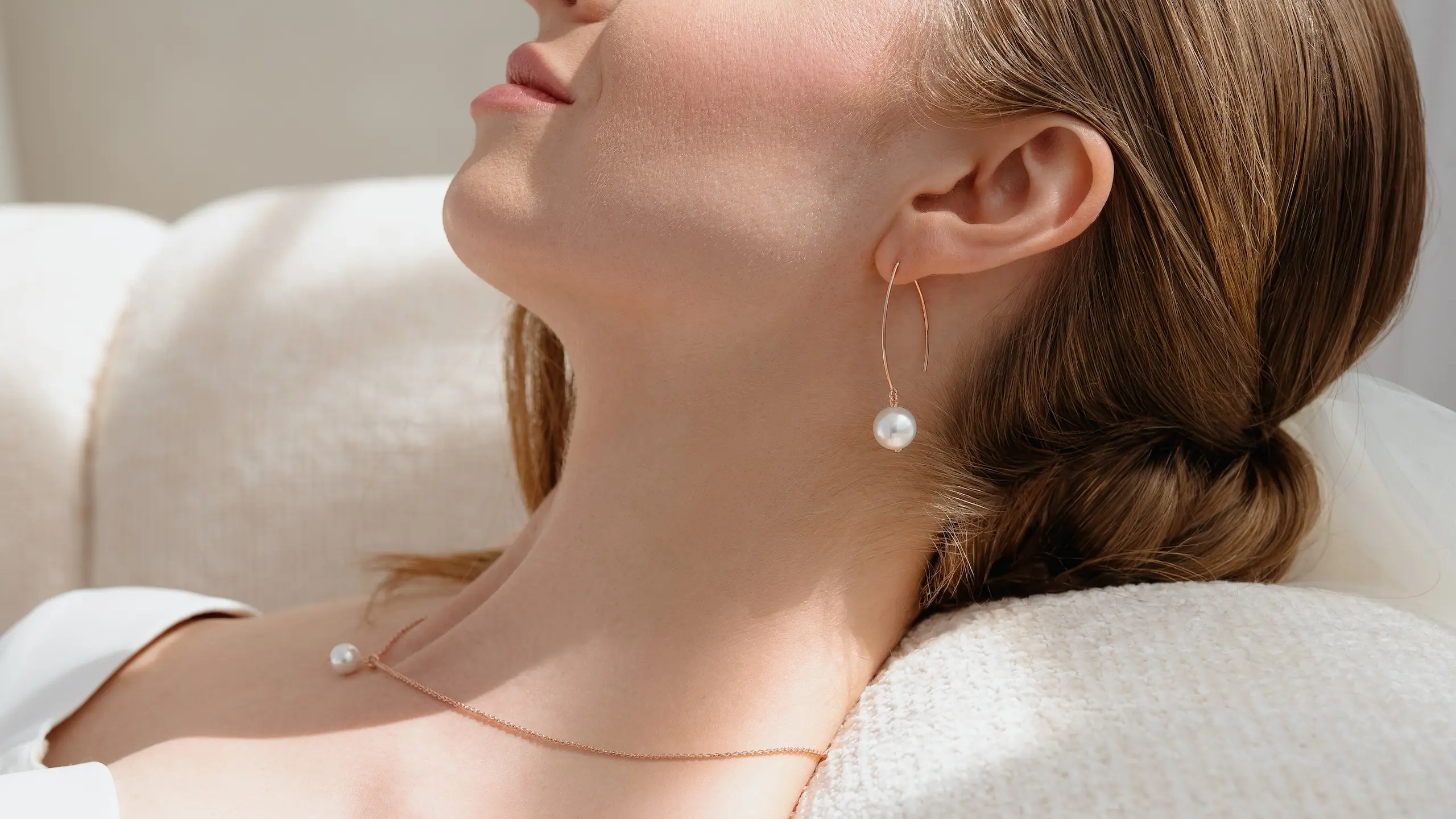 Moderner Brautlook mit Brautschmuck im Quiet Luxury-Stil aus der Sternenauge Manufaktur