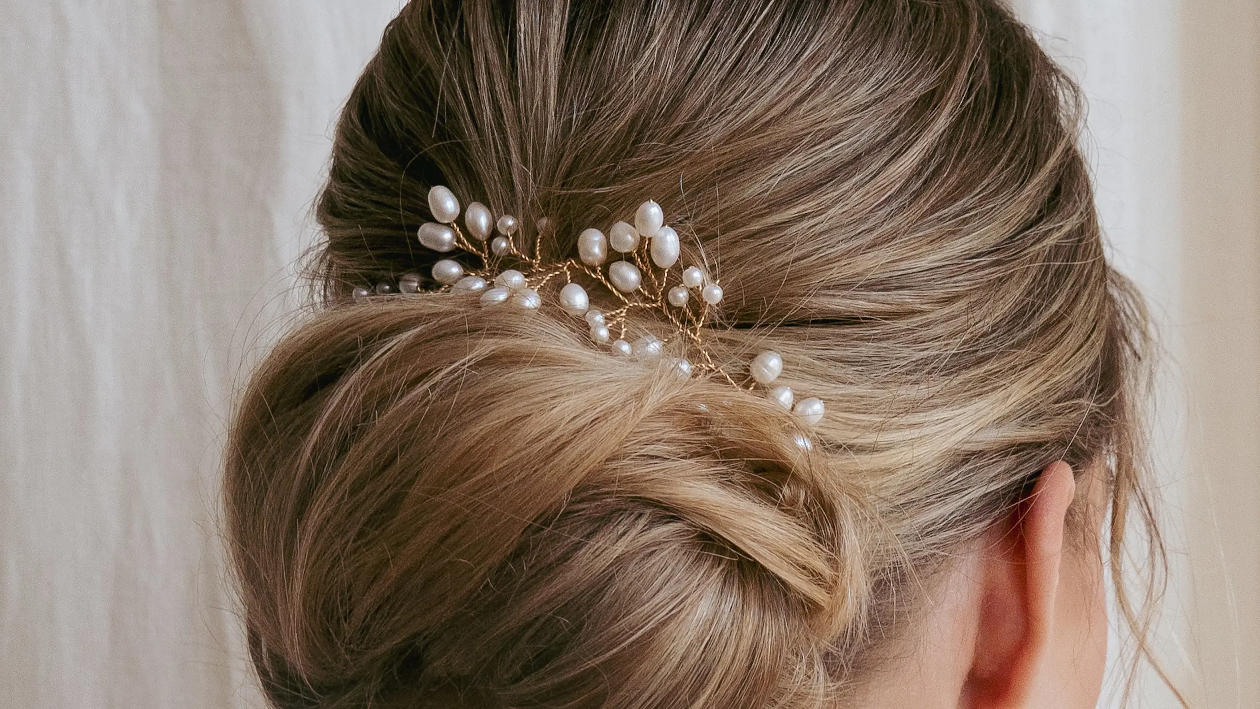 Perlen Haarranke von Sternenauge in einer Hochsteckfrisur für die Hochzeit