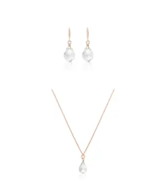 Dreiteiliges Brautschmuck-Set Kyra von STERNENAUGE aus 18 Karat roségold-vergoldetem 925 Sterling Silber, bestehend aus zwei facettierten Bergkristall-Ohrhängern und einer passenden Halskette in Tropfenform.