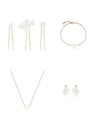 Produktfoto des 4-teiligen Brautschmuck-Sets Valeria III auf rein weißem Hintergrund. Abgebildet sind im Uhrzeigersinn: Ein Set aus drei floralen Haarnadeln, ein Gliederarmband, ein Paar Ohrhänger und eine Halskette mit rosévergoldeten Elementen.