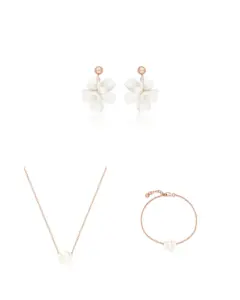 Dreiteiliges Sternenauge Brautschmuck-Set Valeria II aus rosévergoldetem 925 Sterling Silber bestehend aus floralen Blüten-Ohrsteckern, einer feinen Halskette und dem passenden Gliederarmband vor weißem Hintergrund.