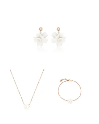 Dreiteiliges Sternenauge Brautschmuck-Set Valeria II aus rosévergoldetem 925 Sterling Silber bestehend aus floralen Blüten-Ohrsteckern, einer feinen Halskette und dem passenden Gliederarmband vor weißem Hintergrund.